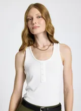 Musculosa blanca de punto con escote redondo, tirantes anchos y detalle de botones decorativos en el frente.