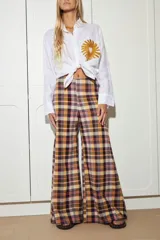 Pantalón de lino italiano con estampado escocés en tonos marrón, beige, amarillo y naranja. De tiro medio alto y corte oxford.