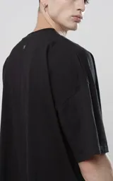 Remera de manga corta color negro, confeccionada en tejido jersey 24/1 americano con calce boxy fit.