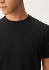 Camiseta deportiva azul de poliéster con mangas cortas y cuello redondo. Ideal para actividades físicas y uso diario.