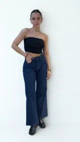 Pantalón de jean azul oscuro, corte wide leg con lycra.