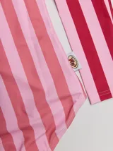 Traje de baño entero de lycra con protección UPF 50, a rayas verticales rosas y rojas, con cierre frontal.