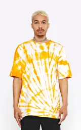 Remera oversize blanca con diseño batik en color naranja.