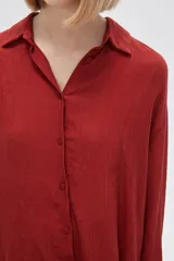 Camisa color ladrillo de viscosa plisada, corte holgado, con botones y cuello camisero.