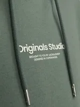 Canguro verde con capucha y cordones ajustables, bolsillo tipo canguro y puños y bajo acanalados. Estampado en relieve con el texto "Originals Studio BROUGHT TO YOU BY JACK&JONES® DESIGNED IN COPENHAGEN".