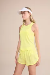 Short deportivo negro con cintura elástica, aberturas laterales y short interno con bolsillos.