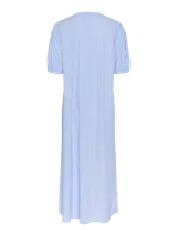 Vestido midi celeste a rayas verticales blancas, con mangas cortas abullonadas y escote redondo con lazos.