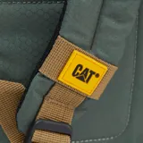 Mochila de senderismo Caterpillar modelo Himalayas Hiking Bac, color verde eucalipto, confeccionada en tejido ripstop de poliéster hexagonal antidesgarro. Presenta cordón elástico delantero de color naranja para almacenamiento adicional, ribetes en color marrón claro y bolsillo lateral de malla negra. Incluye parche de Hypalon en la parte delantera y etiqueta tejida con el logo "Urban Mountain".