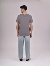 Remera básica de manga corta y cuello redondo, color blanco.