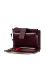 Billetera mediana de símil cuero color blanco hueso con detalles en rojo coral. Posee una presilla de cierre en la parte frontal y cierres de cremallera visibles en el borde superior.