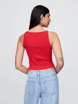 Musculosa roja de algodón con textura acanalada, corte ajustado y breteles finos.