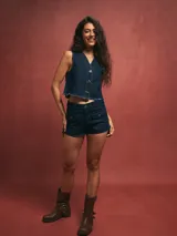 Short de jean azul oscuro con bolsillos frontales con botón.