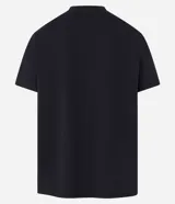 Remera negra de algodón con estampa frontal blanca con el logo de Fender y la leyenda "Electric Instrument MFG CO Corona ESTB 1946 California Registered Trademark".