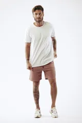 Bermuda deportiva color ladrillo, con cintura elastizada y cordón ajustable.