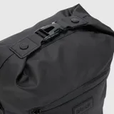 Bolso bandolera negro con correa ajustable y desmontable.
