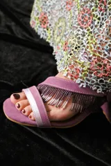 Sandalias de tacón cuadrado color azul eléctrico con acabado metalizado. Presentan una tira delantera y una pulsera al tobillo con hebilla ajustable. Decoradas con flecos metálicos plateados.