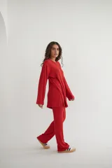 Conjunto de buzo y pantalón rojo de morley, con diseño cómodo y ajustado.