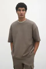 Remera color marrón topo de punto de algodón pesado, corte oversized, cuello redondo ribeteado, hombros caídos y bajo recto.