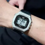 Reloj digital Casio con caja plateada y correa de resina negra.