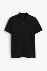 Remera polo negra de piqué de algodón, manga corta, cuello clásico con tapeta de botones y corte estándar.