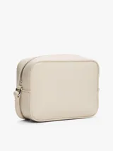 Bandolera Tommy Jeans color crema, de forma rectangular y correa ajustable. Presenta el logo de la marca en relieve en el frente.