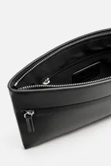 Bolso tipo sobre negro, con compartimento principal con cierre de cremallera, bolsillo interno con cremallera, bolsillo frontal con cremallera y asa de mano.