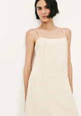 Vestido largo color beige con breteles finos y corte recto.