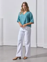 Blusa color beige de lyocell, con escote en V y detalle central en el frente.