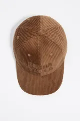 Gorra de béisbol de pana marrón, con visera curva y bordado frontal en tono a tono.