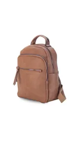 Mochila color marrón de símil cuero, con dos bolsillos frontales, bolsillo principal de gran capacidad, dos bolsillos internos con cierre y uno abierto, bolsillos laterales abiertos, asa de mano y correas regulables.
