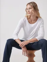 Remera de algodón blanca de manga tres cuartos y cuello redondo.