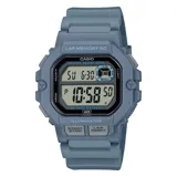 Reloj digital Casio con caja de resina azul de 51,9 mm de alto × 47,0 mm de ancho y 16,6 mm de grosor. Cuenta con cronómetro, temporizadores, doble horario, alarma múltiple, calendario automático, luz LED y resistencia al agua de 10 ATM.