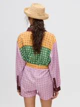 Short boxy de viscosa con estampado de flores, pretina combinada y cordón ajustable. Diseñado en Uruguay.