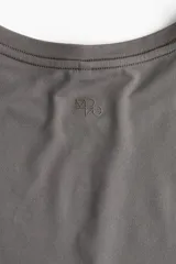 Remera deportiva gris de corte holgado, manga corta y cuello redondo. Confeccionada en tejido funcional DryMove™ que ayuda a absorber el sudor.