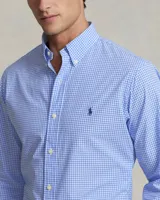 Camisa de hombre Polo Ralph Lauren, corte Custom Fit, confeccionada en popelina de algodón a cuadros celestes y blancos, con cuello abotonado y logo bordado en el pecho.