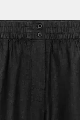 Shorts de tiro medio confeccionados en lino blanco, con cintura elástica y bolsillos laterales ocultos.