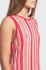 Vestido midi sin mangas con estampado de rayas verticales rojas y blancas.