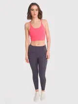 Calza deportiva gris oscuro con tiro alto, bolsillos laterales y banda de silicona interna en la cintura.