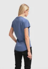 Remera de manga corta color crudo con estampado central de un diseño floral con la palabra "Australia" y el año "1946".