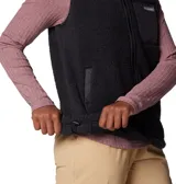 Chaleco de polar negro con cierre frontal, cuello alto y bolsillo en el pecho con cierre de velcro.