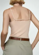 Top de punto fino color beige, con tirantes finos, escote cuadrado y diseño entallado.