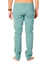 Pantalón celeste de corte recto, con bolsillos laterales y traseros.