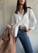 Camisa blanca de manga 3/4 con bordado floral.