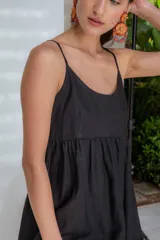 Vestido largo negro de lino, con breteles finos y escote recto.