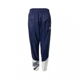 Pantalón deportivo azul marino con corte holgado, cintura elástica y cordón ajustable. Presenta detalles en blanco en la parte inferior de las piernas, con el logo de Nike estampado en grande.