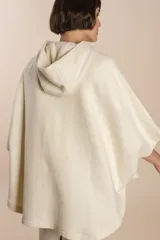Capa color crudo de lana fina sin teñir, con capucha, cierre frontal y bolsillos con cierre.