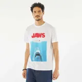 Remera blanca de manga corta con estampa de la película Tiburón (Jaws) en el frente.