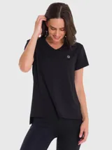 Remera deportiva negra de manga corta con cuello en V, confeccionada en tela de secado rápido.