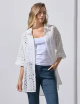 Cardigan blanco con calados tipo broderie, de manga 3/4 amplia.