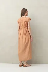 Vestido largo con estampado floral celeste y blanco, escote ajustable con lazo y frunce en la parte superior.